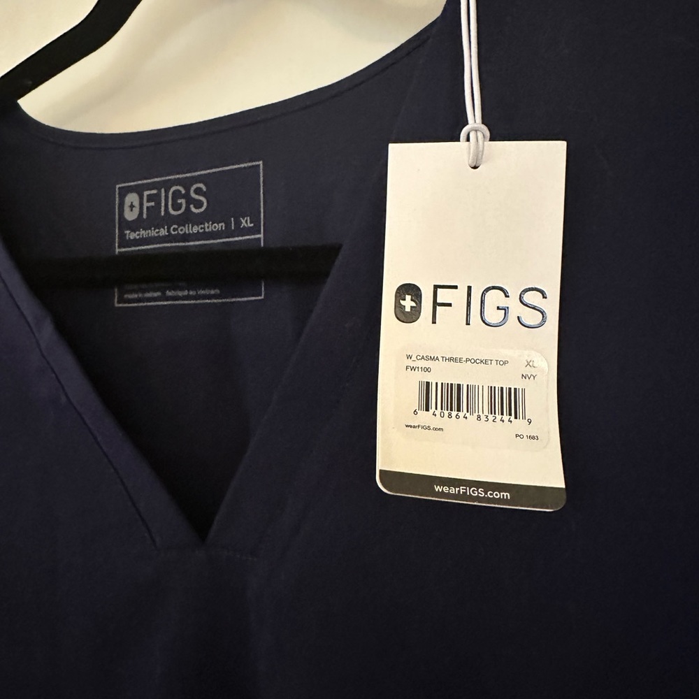 NWT! Figs Casma Three Pocket Scrub Top - XL Navy